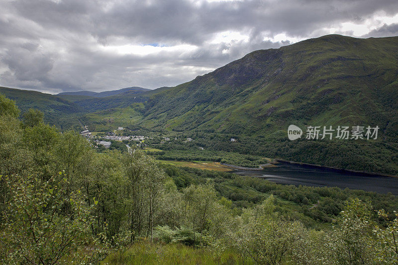 从Mam Mor山上俯瞰苏格兰的Kinlochleven。